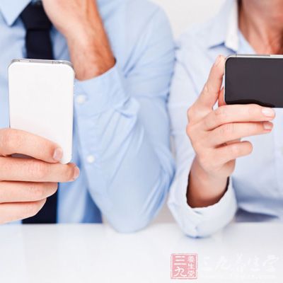 用消毒产品擦拭手机或其他科技产品的表面 用消毒产品擦拭手机或其他科技产品的表面