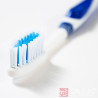 那些细菌和你吃同样的食物,当你刷牙时,食物残渣和细菌会粘在你的牙刷上 那些细菌和你吃同样的食物,当你刷牙时,食物残渣和细菌会粘在你的牙刷上