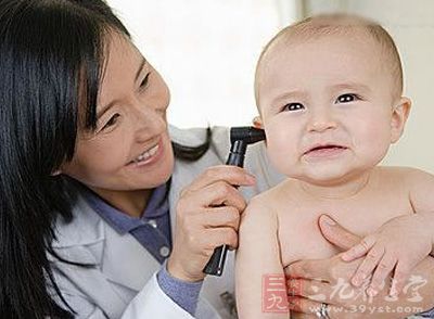 1岁宝宝经常抓耳朵 医院检查结果是中耳炎