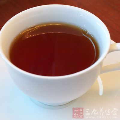 红茶少许用开水冲泡后