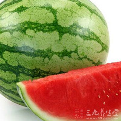 西瓜有清热解暑、除烦止渴、润肠、利尿等功效,夏天可以多吃 西瓜有清热解暑、除烦止渴、润肠、利尿等功效,夏天可以多吃