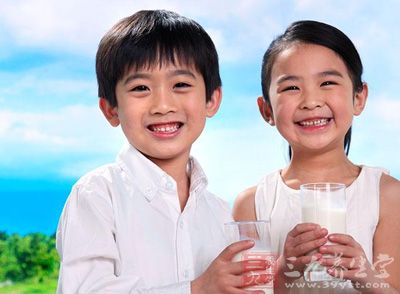 3岁男孩误喝做面膜的过期牛奶 上吐下泻发高烧