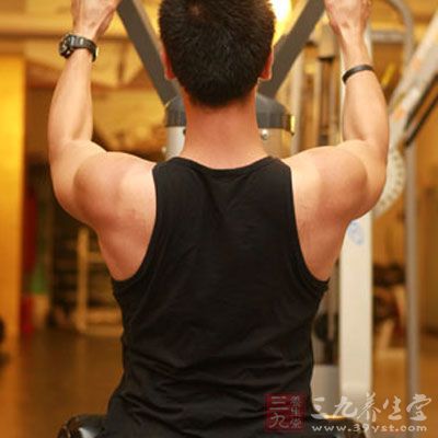 睡前在床上多做背肌练习