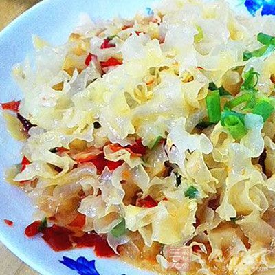 银耳含有多种维生素，具有滋阴补肾、补血补气的功能