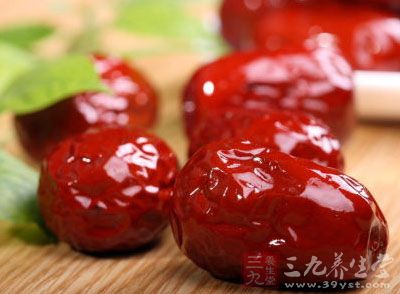 红枣属于温热性食物,富含维生素A、维生素C,赖氨酸、精氨酸等氨基酸 红枣属于温热性食物,富含维生素A、维生素C,赖氨酸、精氨酸等氨基酸