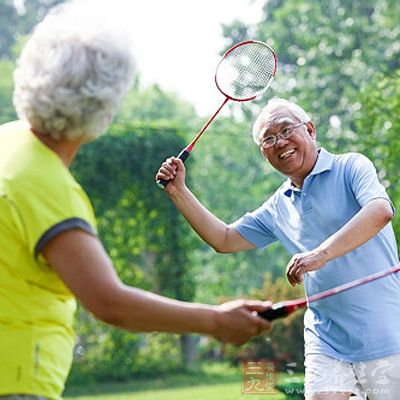 打羽毛球的技巧有什么 教你学会打羽毛球