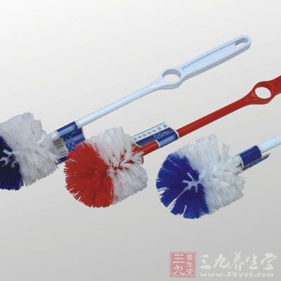 马桶刷：漂白液