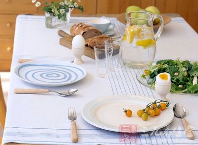 晚餐食物选择：轻食，以高纤多样的素食为主