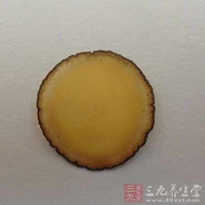 鹿茸三珍湯主要使用鹿茸片、水發(fā)魚翅、水發(fā)海參、干貝等