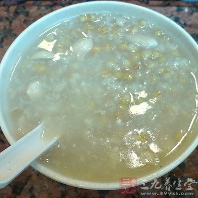 糯米500G小麥600G煮成稀粥,食時(shí)加白糖.補(bǔ)腸胃,強(qiáng)氣力,養(yǎng)心神,斂虛汗