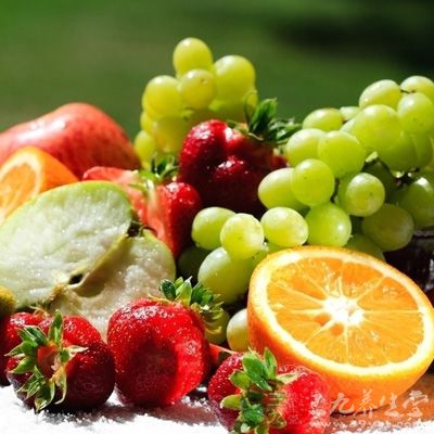选择新鲜的水果,切成碎片 选择新鲜的水果,切成碎片