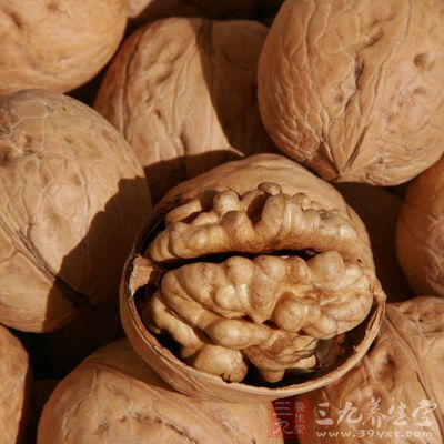 想拥有水润不干燥的嘴唇，身体需要不断形成新的皮肤细胞