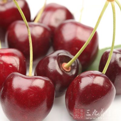 樱桃中含有果酸，用于外敷，可去除老化角质