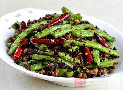 大蒜大葱都是强烈刺激肠道的食物,一起食用后易出现腹痛、腹泻等症状 大蒜大葱都是强烈刺激肠道的食物,一起食用后易出现腹痛、腹泻等症状