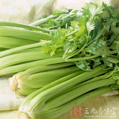 应避免吃油炸食物以及含粗纤维较多的芹菜