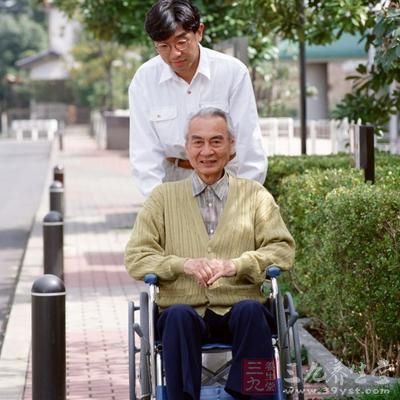 老人意外伤害频出 老年痴呆患者护理不容忽视