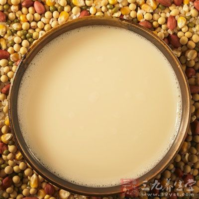 豆浆味甘、性平，有健脾养胃、补虚润燥、清肺化痰、通淋利尿、润肤美容之功效