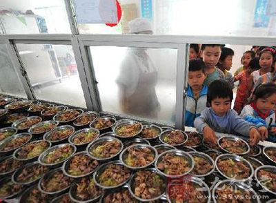 代表建议制定学生营养餐法规 扩大实施范围