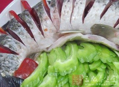 苦瓜皮蛋鲫鱼汤 苦瓜皮蛋鲫鱼汤