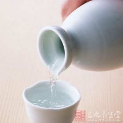 傳統(tǒng)自制葛根酒的方法有釀造法、浸泡法、煮法