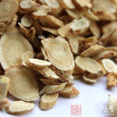 喝黄芪水能够起到很好的消除水肿、降低血压的作用 喝黄芪水能够起到很好的消除水肿、降低血压的作用