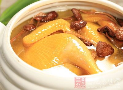 它能缓解感冒的症状以及改善人体的免疫机能这是因为鸡汤能够有效地抑制人体内的炎症以及黏液的过量产生