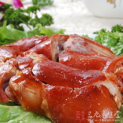 老年人经常吃猪蹄，能加速新陈代谢、延缓机体衰老，人就会长寿
