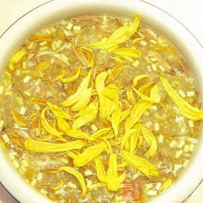 菊花、粳米放锅中,加适量清水,加盖,旺火煮沸,文火熬至成粥即可 菊花、粳米放锅中,加适量清水,加盖,旺火煮沸,文火熬至成粥即可