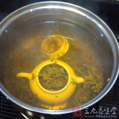 按照一壶伺一茶的原则，将壶与所要泡的茶叶一起煮一个小时