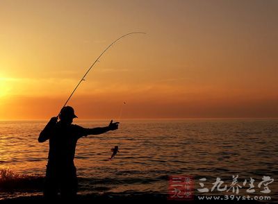 水域的周围好有树木、竹林、菜园、打谷场