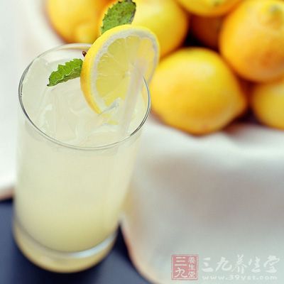 晚上臨睡前的一個(gè)鐘頭飲用檸檬水的話效果會(huì)比較好