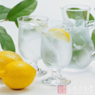 檸檬半顆 涼開水1500ml蜂蜜3湯匙(50ml) 冰糖25克