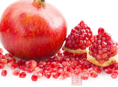 石榴形状如瘤,皮内有水晶样的小籽 石榴形状如瘤,皮内有水晶样的小籽