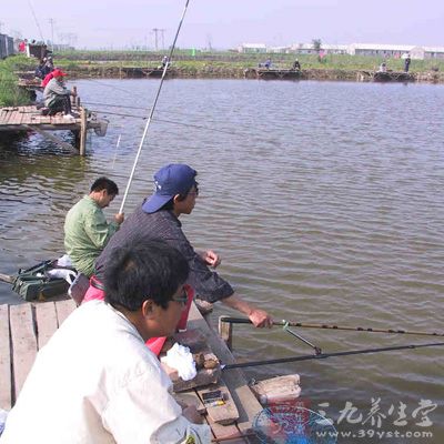 水温低于不爱吃食，选用鲜活的红虫和蚯蚓可引起鱼的注意