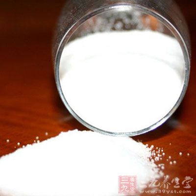 用大量的粗盐抹在脚尖、脚趾之间及脚底部分,并用手搓揉5~6次 用大量的粗盐抹在脚尖、脚趾之间及脚底部分,并用手搓揉5~6次