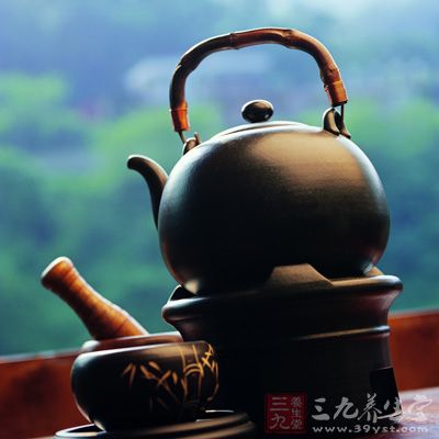 把茶渣摆存在壶里来养壶的方式决不可取