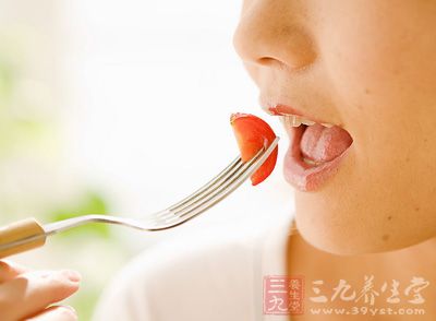 药膳食疗是利用食物进行防病治病，或促进病体康复，是以食品的形式来具体应用