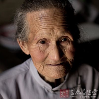 坏东西控制 老妇眼睑<em>痉挛</em>眨不停