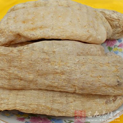 天麻放清水里浸泡，泡透后切片