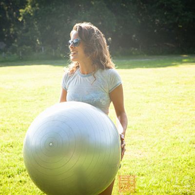 瑜伽球怎么用 瑜伽球能减肥吗(5)