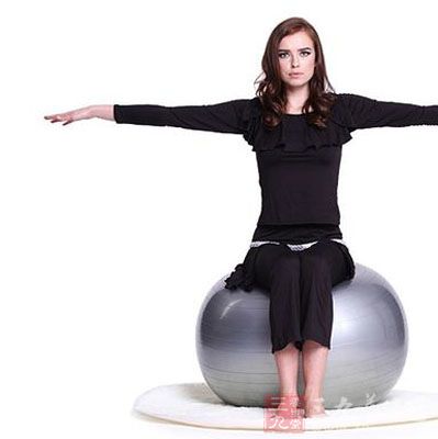 瑜伽球怎么用 瑜伽球能减肥吗(14)