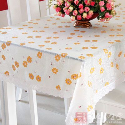 大塑料餐布：晴天铺在草坪上