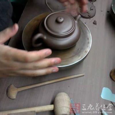 揉出一泥條制作壺把