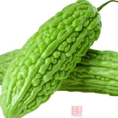 苦瓜捞出控干水分，放入胡萝卜片，加入适量的咸盐搅拌即可