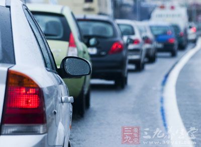 人们陷于交通堵塞一小时后,心脏病发作的风险增加3.2倍 人们陷于交通堵塞一小时后,心脏病发作的风险增加3.2倍