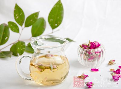 选玫瑰花干花蕾4~5枚,薄荷叶5片 1