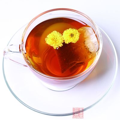 选菊花干花蕾4~5枚,人参10~20克 4