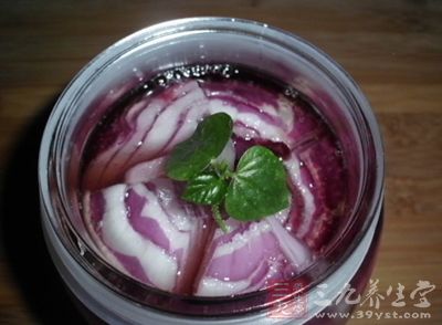 将洋葱洗净,去掉表面茶色外皮,切成八等份约半月形 1