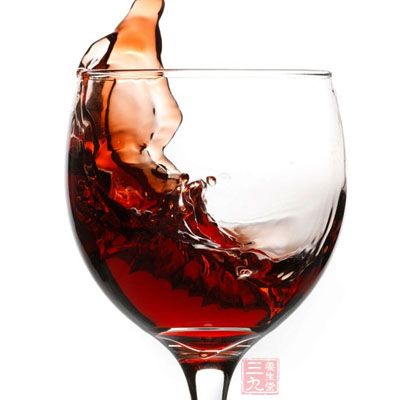 因此，吃饭喝酒时不要频繁说笑