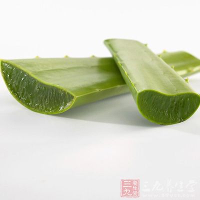 用3-4厘米芦荟叶去刺洗净后磨成泥，用水稀释4倍，含漱，2小时一次，含漱时，在口中停留数秒